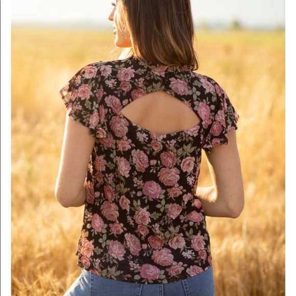 Roz & Ali Floral Flutter Sleeve Blouse - Picture 2 of 5